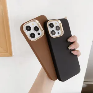 Coque de téléphone texturée en cuir unie minimaliste avec protection caméra dorée.