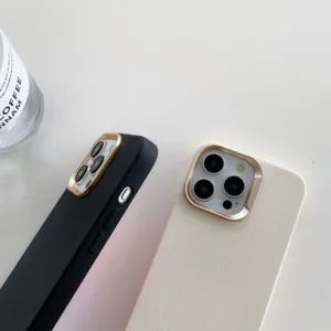 Coque de téléphone unie en similicuir minimaliste avec cadre de caméra doré pour détails iPhone.