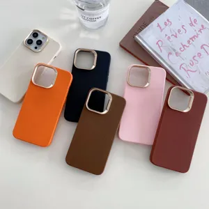 Coque de téléphone unie minimaliste en similicuir avec cadre de caméra doré pour iPhone.