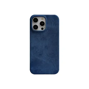 Detalle de la funda de teléfono de mezclilla azul, con recortes precisos de cámara y tela.