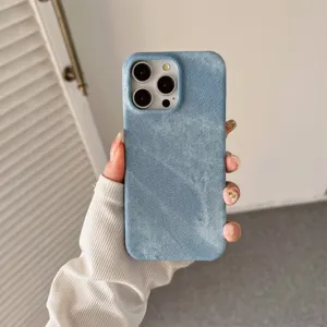 Vista detallada de la funda de teléfono con textura de mezclilla azul y buen agarre.