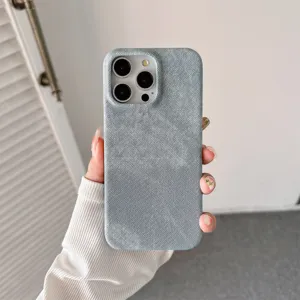 Vista detallada de una funda para telefono con textura de tela, elegante y protectora.