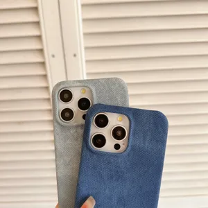 Primer plano de fundas de teléfono tejidas con detalles de tela finos y recortes precisos.