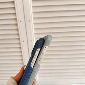 Vista detallada de funda de telefono texturizada, mostrando cubiertas protectoras bicolor.