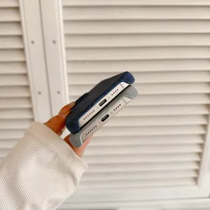 Detalle en primer plano de fundas de teléfono tejidas con recortes y puertos precisos.