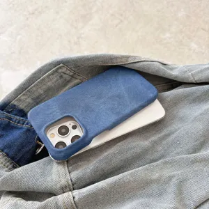 Funda protectora azul con textura de denim compatible con iPhone, elegante y duradera.