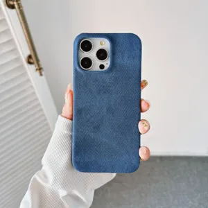 Vista detallada en primer plano de la funda de teléfono de textura vaquera azul con recortes precisos.