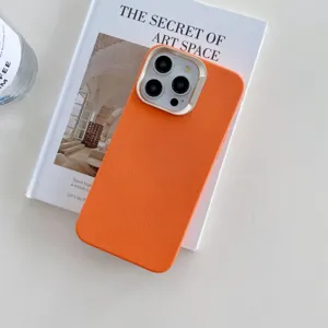 Étui de téléphone minimaliste en similicuir orange, texture élégante et protection caméra chic.