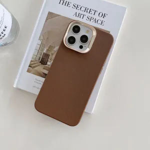 Gros plan détaillé de la coque de protection en similicuir marron avec contour doré.