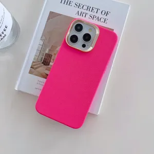 Détail de coque de téléphone texture cuir rose, avec anneau de protection caméra or de luxe.