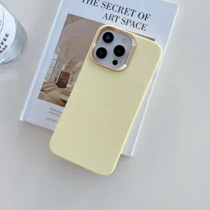 Détail de coque de téléphone en similicuir minimaliste, jaune pastel avec cadre photo doré