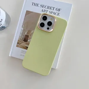 Coque de téléphone en similicuir uni minimaliste avec détail de cadre photo doré.
