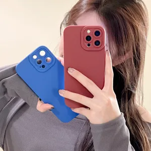 Effen kleur siliconen telefoonhoesje met volledige bescherming voor de camera.
