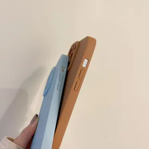 Gedetailleerd overzicht van het slanke profiel en de zijknoppen van het matte siliconen hoesje.