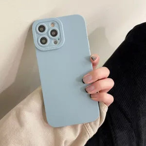 Lichtblauw mat siliconen telefoonhoesje detail met camerabescherming en strak minimalistisch ontwerp.