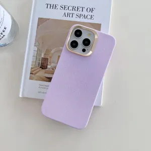 Coque de téléphone en similicuir unie minimaliste vue détaillée, compatible iPhone.