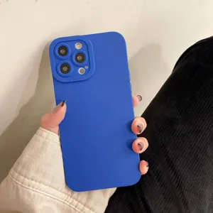 Blauwe matte siliconen telefoonhoes met camerabescherming, slanke schokbestendige cover voor iPhone.
