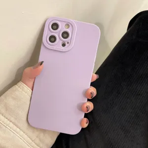 Detail van lavendel matte siliconen telefoonhoesje met kamrabescherming en zachte textuur.