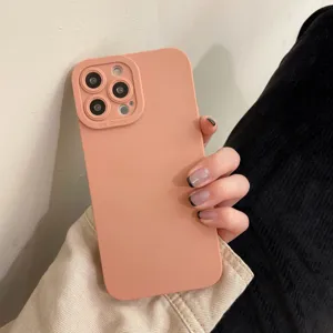 Detailfoto van een roze matte siliconen telefoonhoesje met camerabescherming en textuur.