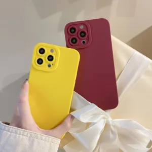 Stijlvolle matte siliconen telefoonhoesje met camerabescherming voor iPhone, effen kleur.