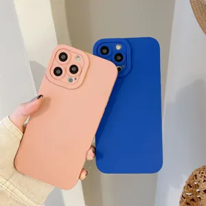 Stijlvolle effen siliconen telefoonhoes met matte afwerking, detailweergave voor iPhone.