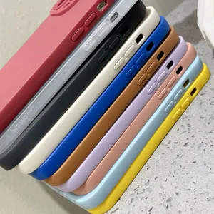 Kleurrijke siliconen telefoonhoesjes detail met matte textuur en precieze uitsparingen.