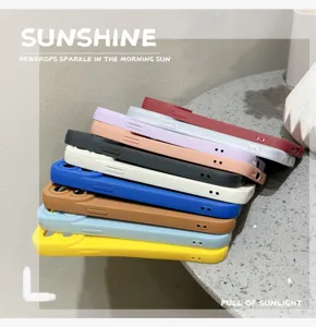 Verschillende siliconen matte telefoonhoesjes gestapeld, minimalistisch detail.