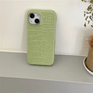 Vista detallada de la elegante funda protectora verde claro con textura cocodrilo.