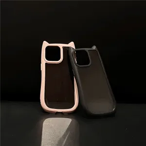 Detailopname van schattige 3D kattenoor telefoonhoesjes in roze en zwart met handige uitsparingen.