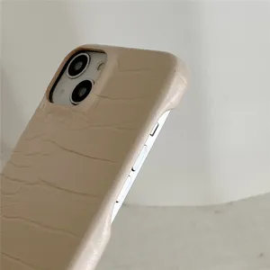 Vista detallada de la funda para teléfono de cuero con textura de cocodrilo y recortes.