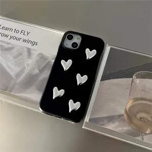 Λεπτομερής όψη της μαύρης θήκης με 3D ασημένιες καρδιές, κομψό και προστατευτικό στυλ.