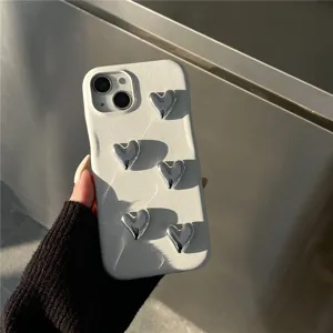 Λευκη θηκη τηλεφωνου με 3D ασημι καρδια και υφη λυτσι, στυλατη λεπτομερεια προστασιας.
