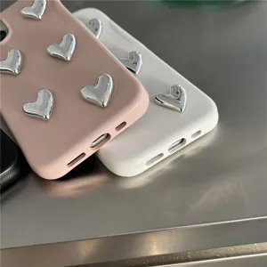 Θήκη τηλεφώνου από σιλικόνη με σχεδιασμό 3D ασημένιων μεταλλικών καρδιών προστασίας.