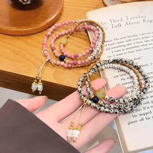 Nahaufnahme Detail des neuen chinesischen Retro Multi-Runden Edelstein und Bodhi Perlenarmband.