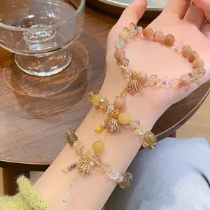 Vue de détail exquise de perles de cristal naturel et de bracelet pendentif coquillage.