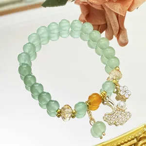 Vue detaillee du bracelet de perles en cristal frais avec charmants pendentifs femmes.