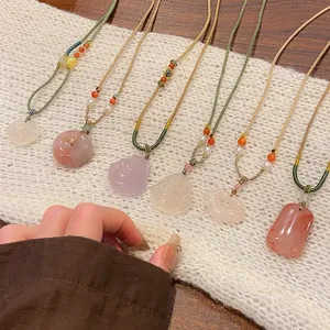 Détails colliers pendentifs en pierre naturelle agate style ethnique avec cordons ajustables.