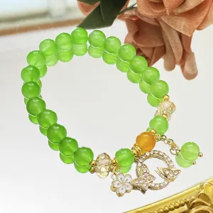 Bracelet double couches en perles de cristal vert avec de jolis charms papillon et fleur.
