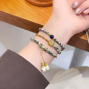 Nahaufnahme Detail des mehrschichtigen Vintage Edelstein Perlenarmbands mit Quaste.