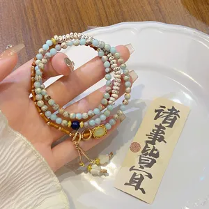 Nahaufnahme des neuen chinesischen Perlenarmbands mit Quasten und Natursteinen.