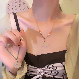 collier style chinois pendentif serrure en pierre naturelle chaine clavicule reglable