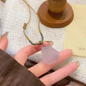 Gros plan du collier pendentif Bouddha en jade violet style chinois avec cordon réglable.