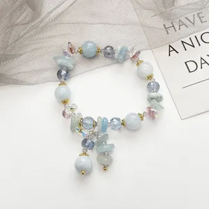 Superbe bracelet de perles en cristal de fée avec de jolies pierres bleu clair et des charms.