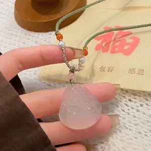 Collier pendentif Bouddha en jade de style chinois avec perles d'agate pour un look élégant.