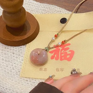 Détail de collier de boucle de sécurité en pierre naturelle style ethnique chinois, agate.