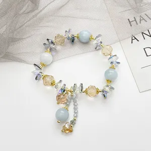 Superbe bracelet de perles en cristal avec des perles bleu clair et champagne et des charmants.