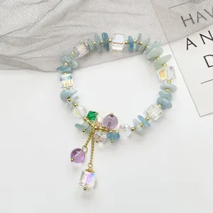 Bracelet en cristal de fée frais avec perles irrégulières et pendentifs cubes brillants.
