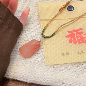 Gros plan détail du collier pendentif en pierre d'agate naturelle style ethnique.