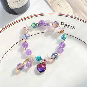 Magnifique bracelet en perles de cristal avec des pierres multicolores et de fins charms.