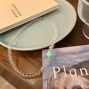 Bracelet chic en perles de cristal avec charm turquoise, vue rapprochée détaillée.